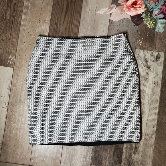 Ann Taylor Tapestry Lined Side Zip Pencil Skirt Women's Size 4 NWOT Black White - Picture 13 of 14